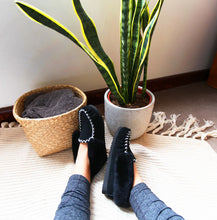 Load image into Gallery viewer, Moccasins